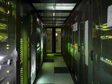 Server-Racks mit Gittertür und Status-LED-Lämpchen in einem Serverraum 