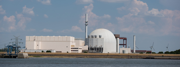 Foto des Atomkraftwerk Brokdorf, aufgenommen von einem Schiff auf der Elbe