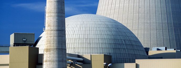 Reaktorblock und Kühlturm des Kernkraftwerks Emsland