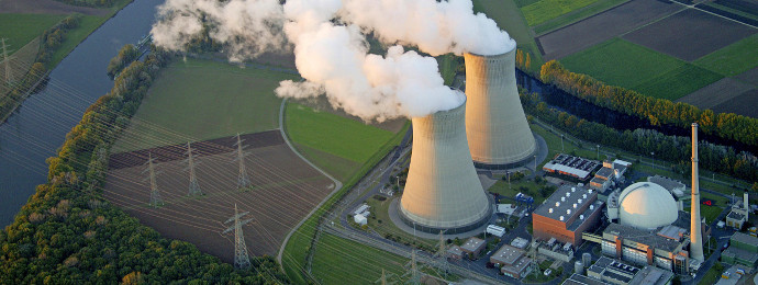 Luftbild des Atomkraftwerks Grohnde an der Weser