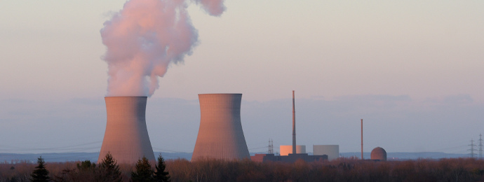 Bild des Atomkraftwerks Gundremmingen, davor ein Feld