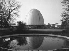 Im Hintergrund das "Atom-Ei", ein Reaktor in Garching bei München, davor ein Teich