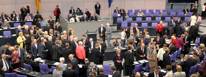 Abgeordnete im Deutschen Bundestag stimmen über den Atomausstieg ab