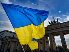 Flatternde Flagge der Ukraine vor dem Brandenburger Tor
