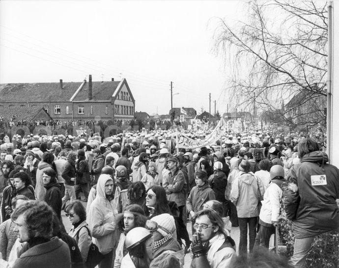 Demonstranten vor dem Marsch auf das Atomkraftwerk-Baugelände des AKW Grohnde 
