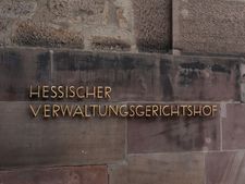 Aufschrift an der Mauer des Hessischen Verwaltungsgerichtshofes