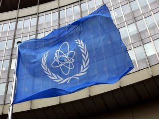 Flagge mit dem Logo der IAEA