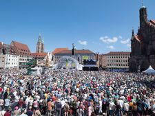 Besucher des Nürnberger Kirchentags auf dem Marktplatz von Nürnberg