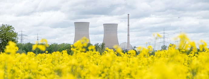 Atommeiler des stillgelegten Atomkraftwerkes Grafenrheinfeld hinter einem Rapsfeld