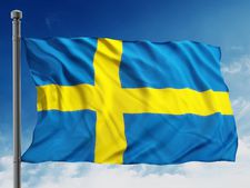 Die Flagge Schwedens flattert im Wind.