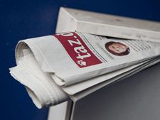 Eine Ausgabe der Tageszeitung steckt in einem Briefkasten.