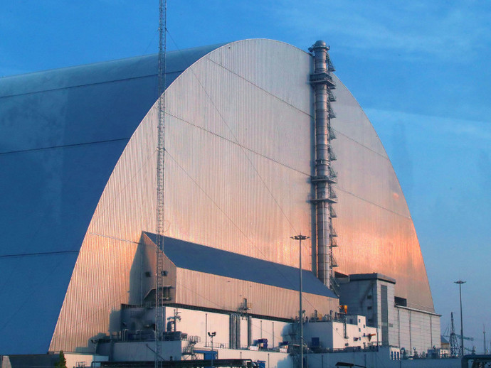Bogenförmige Schutzhülle über zerstörtem Tschernobyl-Reaktor aus dem Jahr 2020