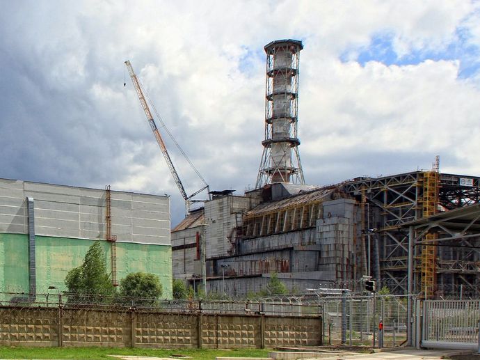 Alte Schutzhülle über dem Reaktorblock 4 Atomkraftwerks Tschernobyl aus Stahl und Beton aus dem Jahr 1986