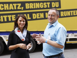 Staatssekretärin Rita Schwarzelühr-Sutter informiert sich beim Leiter der Öffentlichkeitsarbeit Dr. Ingo Bautz am Stand des Bundesamtes für die Sicherheit der nuklearen Entsorgung (Bild anzeigen)