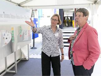 Bundesumweltministerin Dr. Barbara Hendricks mit einer Mitarbeiterin des Bundesamtes für die Sicherheit der nuklearen Entsorgung (Bild anzeigen)