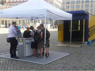 BASE-Mitarbeiter im Gespräch, Endlagerausstellung auf dem Altmarkt in Dresden (Bild anzeigen)