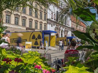Die beiden Container der mobilen Endlagerausstellung in der Neuhauser Straße in München. (Bild anzeigen)