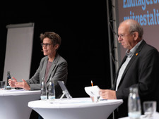 I. Stelljes, Leiterin der Abteilung Öffentlichkeitsbeteiligung des BASE im Gespräch mit dem Moderator F. Claus bei der Auftaktveranstaltung der Fachkonferenz Teilgebiete am 18.10.2020