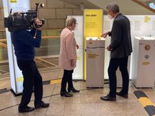 Wolfram König und Landtagsvizepräsidentin Carina Gödecke in der BASE-Ausstellung "suche:x"