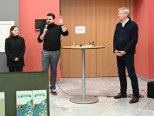 Wolfram König, der Präsident des BASE, diskutiert mit Absolventen der Uni Kassel über die Entstehung der Ausstellung