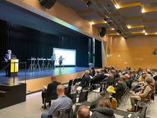 Blick auf die Bühne der Infoveranstaltung zum Schweizer Endlagervorschlag in der Stadthalle Waldshut, am Mikrofon spricht Ina Stelljes, Abteilungsleiterin Beteiligung des BASE.