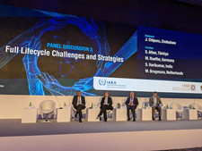 Teilnehmer:innen bei einer Podiumsdiskussion auf der IAEA in Abu Dhabi