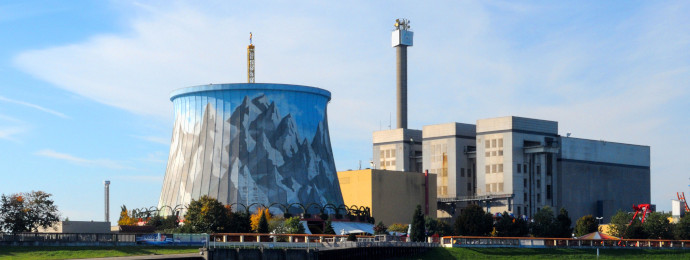 Blick auf das ehemalige Kernkraftwerk Kalkar in Nordrhein-Westfalen. Kalkar ist heute ein Freizeitpark.
