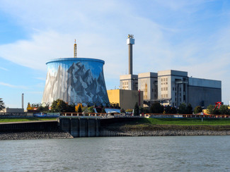 Blick auf das ehemalige Kernkraftwerk Kalkar in Nordrhein-Westfalen. Kalkar ist heute ein Freizeitpark.