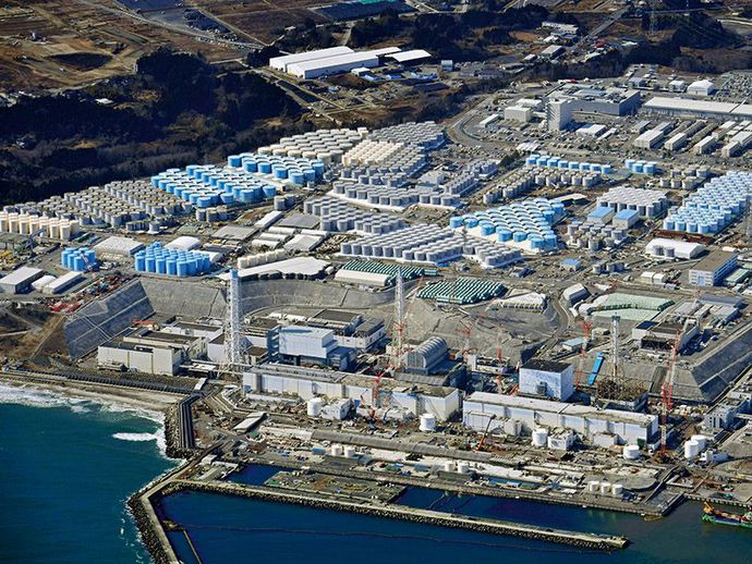Luftbild der Anlage Fukushima Daiichi mit Wassertanks (2020)