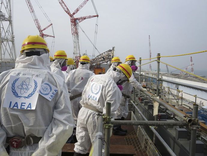 Ein Team der IAEA in Schutzanzügen besucht das havarierte Atomkkraftwerk Fukushima Daiichi.