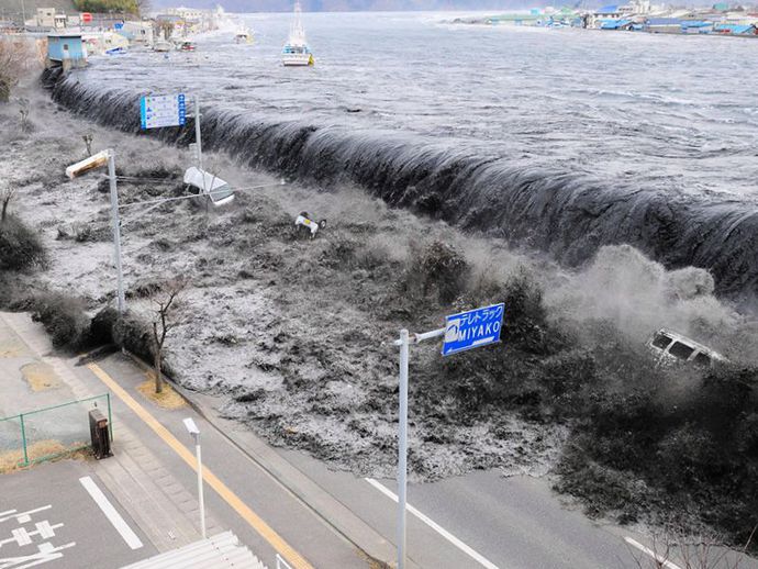 Am 11. März 2011 trifft ein Tsunami auf die Ostküste Japans.