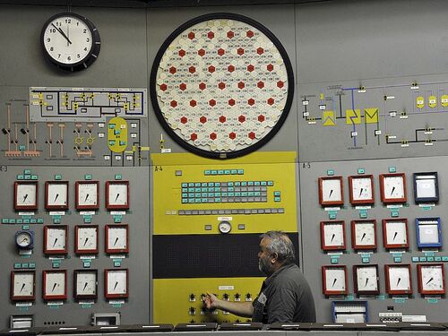 Ein Techniker sitzt in der Schaltzentrale des abgeschalteten Atomkraftwerkes Lubmin (© picture alliance / dpa | Roland Popp) Ein Techniker sitzt in der Schaltzentrale des abgeschalteten Atomkraftwerkes Lubmin