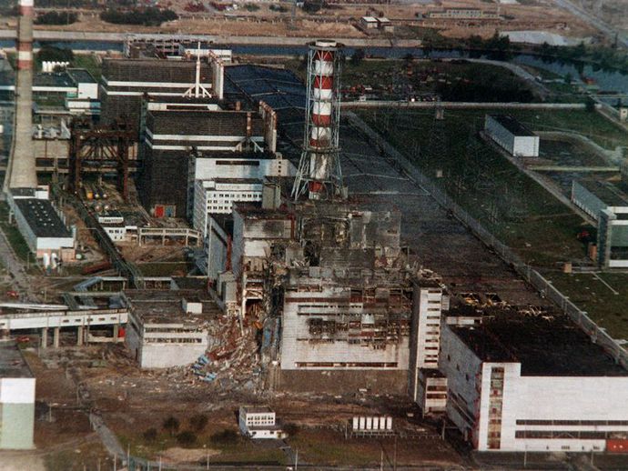 Luftaufnahme des zerstörten Reaktorblocks 4 des Atomkraftwerks Tschernobyl (© picture alliance / dpa) Luftaufnahme des zerstörten Reaktorblocks 4 des Atomkraftwerks Tschernobyl