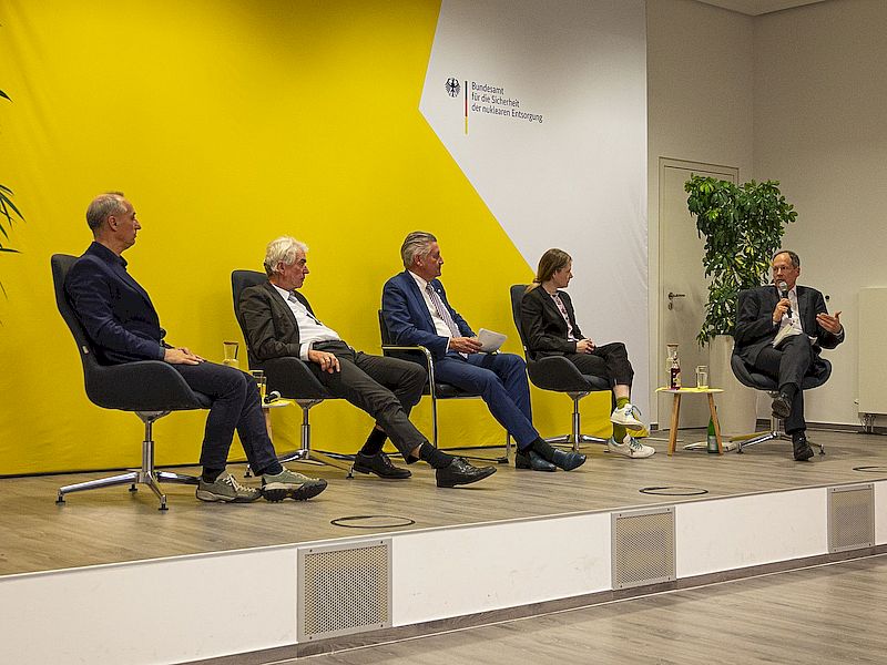 Fünf Personen sitzen auf einer Bühne und diskutieren miteinander. (© BASE) Fünf Personen sitzen auf einer Bühne und diskutieren miteinander.