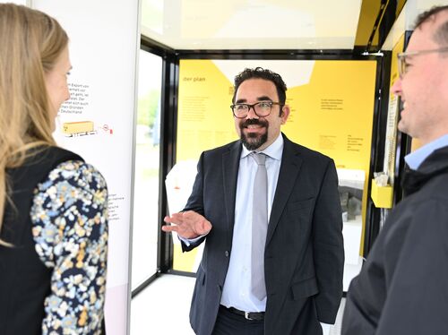 Vor Ort im Gespräch: BASE-Präsident Kühn besucht Info-Mobil beim Baden-Württemberg-Tag in Dischingen (© Bundesfoto/Kraufmann) Vor Ort im Gespräch: BASE-Präsident Kühn besucht Info-Mobil beim Baden-Württemberg-Tag in Dischingen