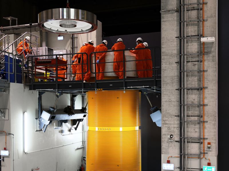 BGZ employees test the cold handling of a cask at the Philippsburg interim storage facility. (© Christopher Mick) BGZ employees test the cold handling of a cask at the Philippsburg interim storage facility.