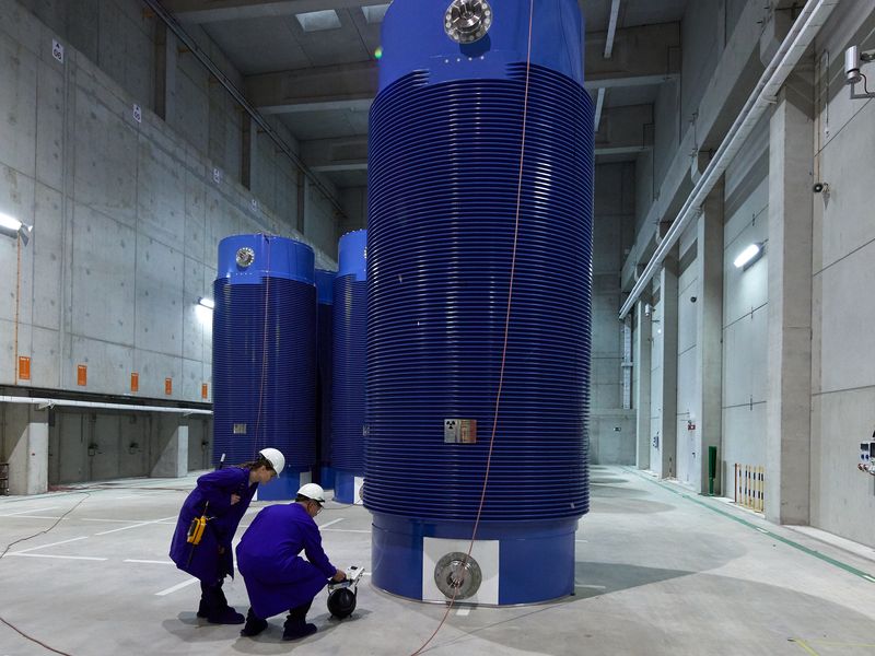 BGZ employees take measurements of a storage cask at an interim storage facility. (© Christopher Mick) BGZ employees take measurements of a storage cask at an interim storage facility.